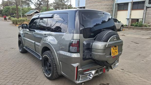 Mitsubishi Pajero 2012 Silver