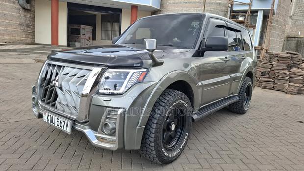 Mitsubishi Pajero 2012 Silver