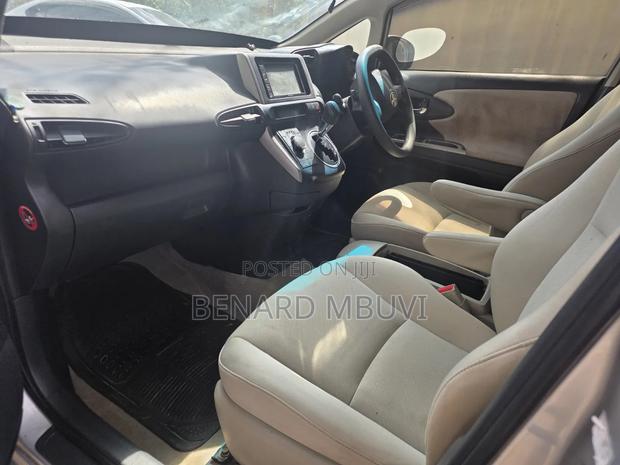 Toyota Wish 2011 Silver