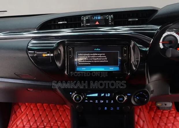 Toyota Hilux 2021 Red