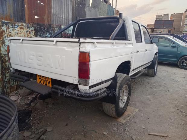 Nissan Hardbody 2005 White