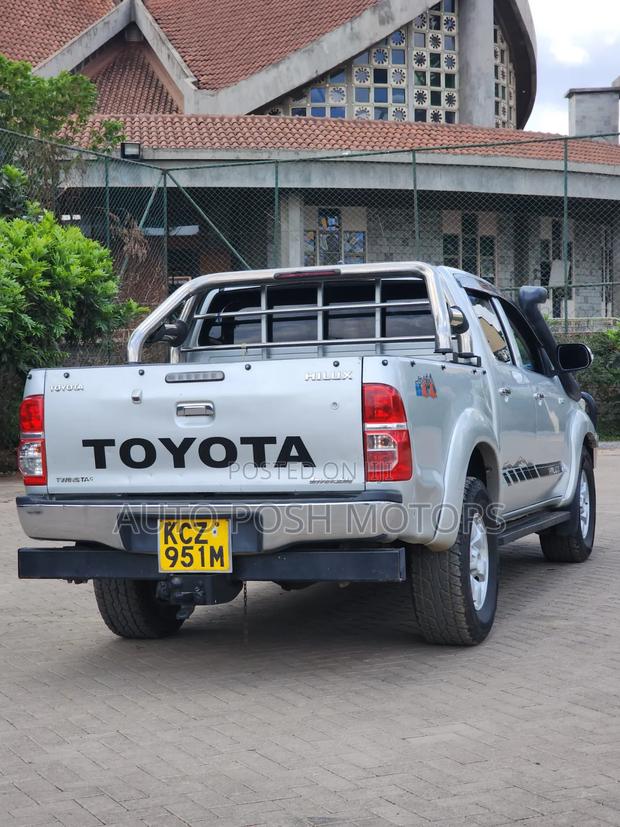 Toyota Hilux 2013 Silver