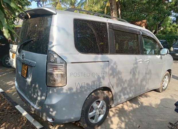 Toyota Voxy 2008 Silver