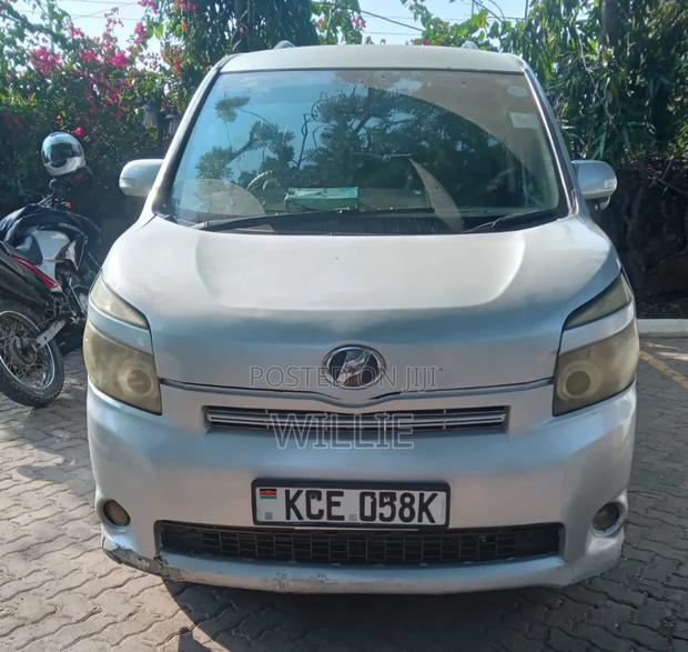 Toyota Voxy 2008 Silver