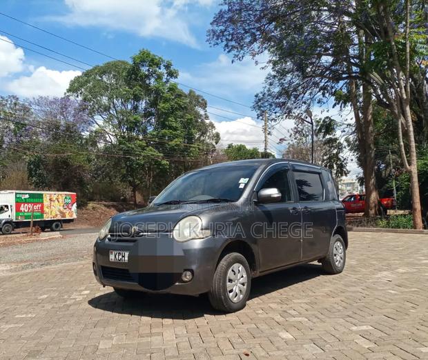 Toyota Sienta 2010 Gray