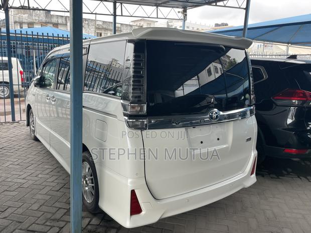 Toyota Voxy Hybrid ZS 2WD 7-Seater 2019 White