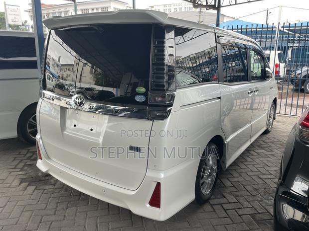 Toyota Voxy Hybrid ZS 2WD 7-Seater 2019 White