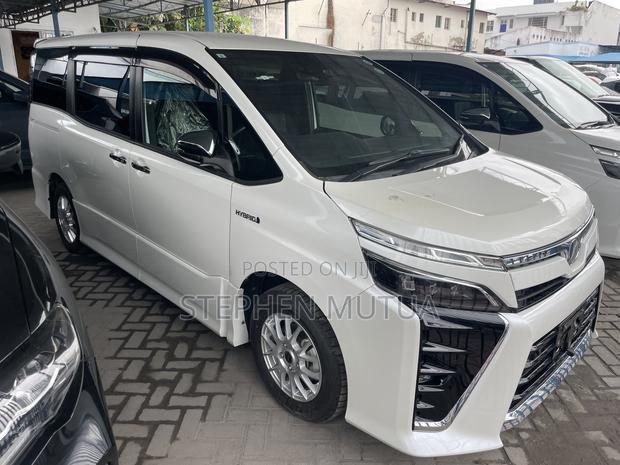 Toyota Voxy Hybrid ZS 2WD 7-Seater 2019 White