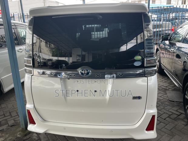 Toyota Voxy Hybrid ZS 2WD 7-Seater 2019 White