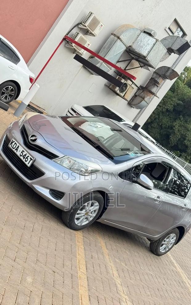 Toyota Vitz 2013 Silver
