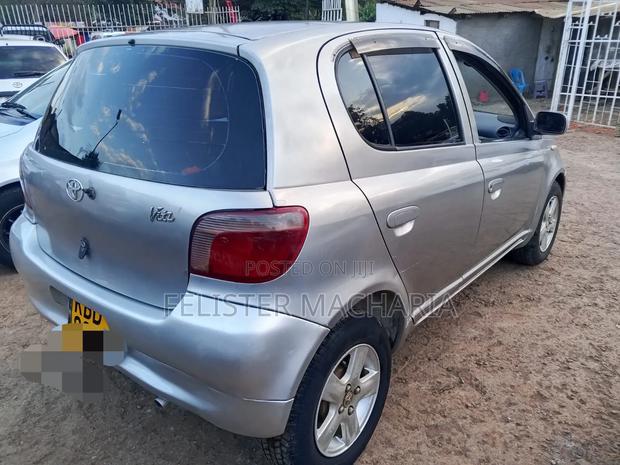 Toyota Vitz 2002 Silver