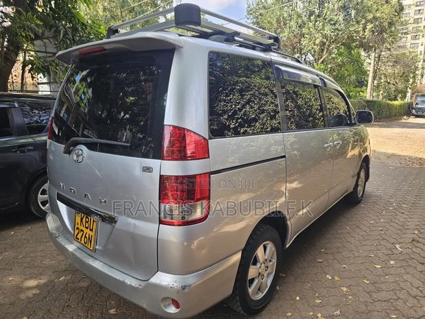Toyota Noah 2.0 FWD (8 Seater) 2005 Silver