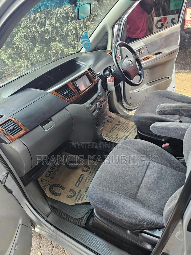 Toyota Noah 2.0 FWD (8 Seater) 2005 Silver