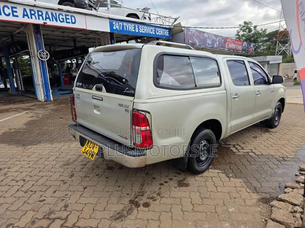 Toyota Hilux 2012 Beige