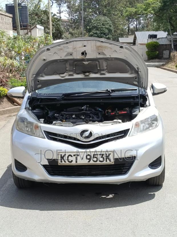 Toyota Vitz 2010 Silver