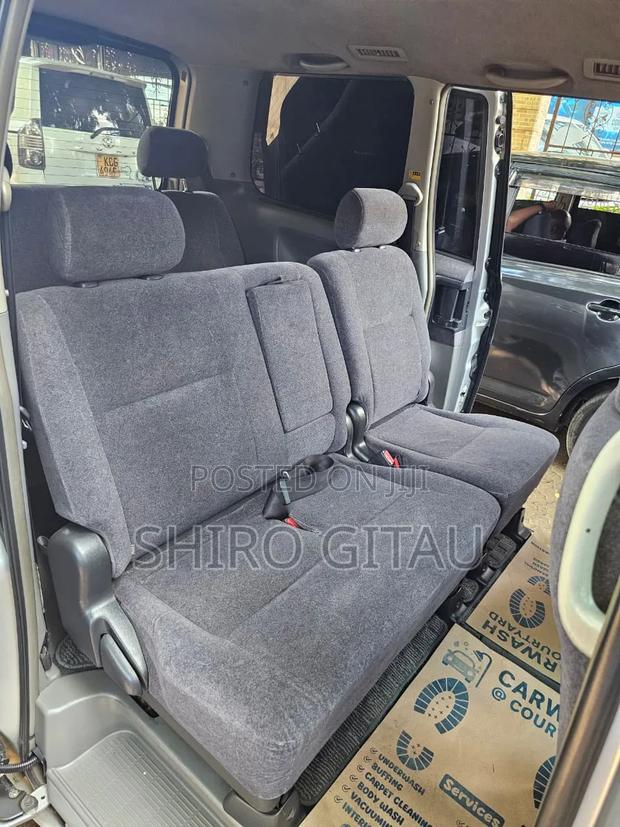 Toyota Noah 2006 Silver