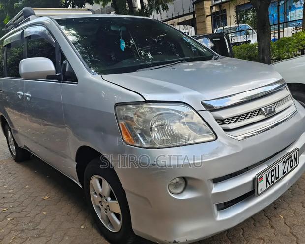 Toyota Noah 2006 Silver