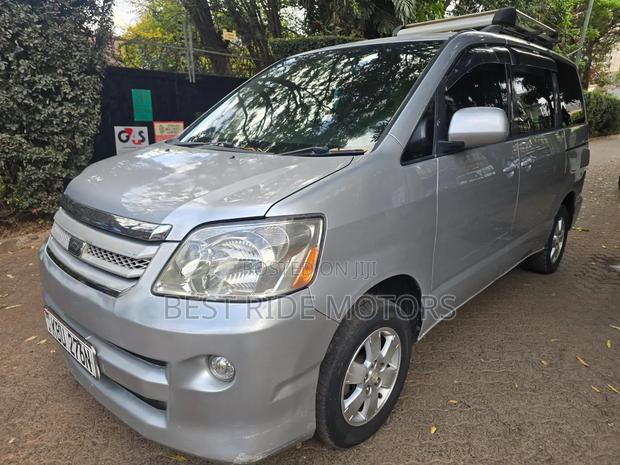 Toyota Noah 2.0 FWD (8 Seater) 2005 Silver