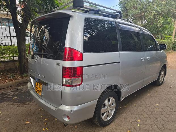 Toyota Noah 2.0 FWD (8 Seater) 2005 Silver
