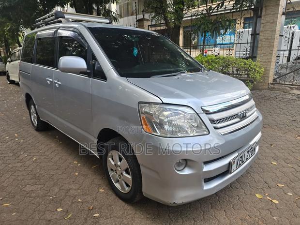 Toyota Noah 2.0 FWD (8 Seater) 2005 Silver