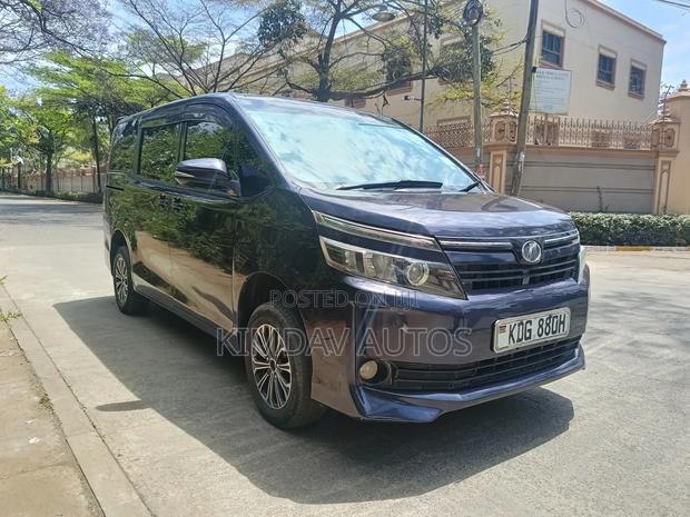 Toyota Voxy V 2WD 8-Seater 2015 Blue