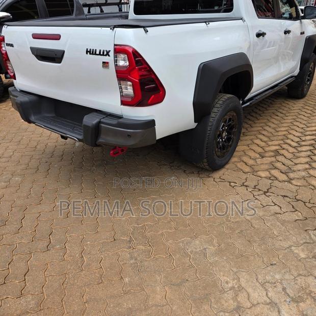 Toyota Hilux 2024 White