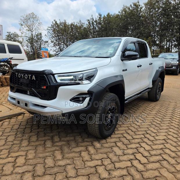 Toyota Hilux 2024 White