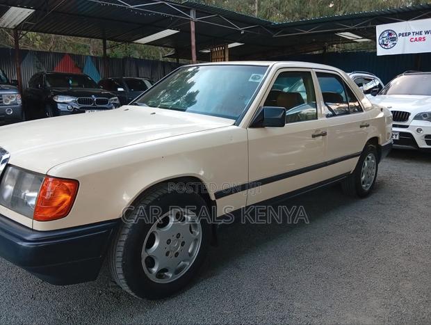 Mercedes-Benz W124 1989 Beige