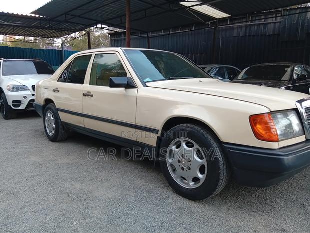 Mercedes-Benz W124 1989 Beige