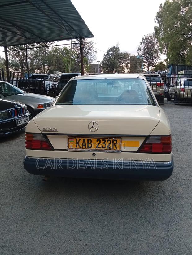 Mercedes-Benz W124 1989 Beige
