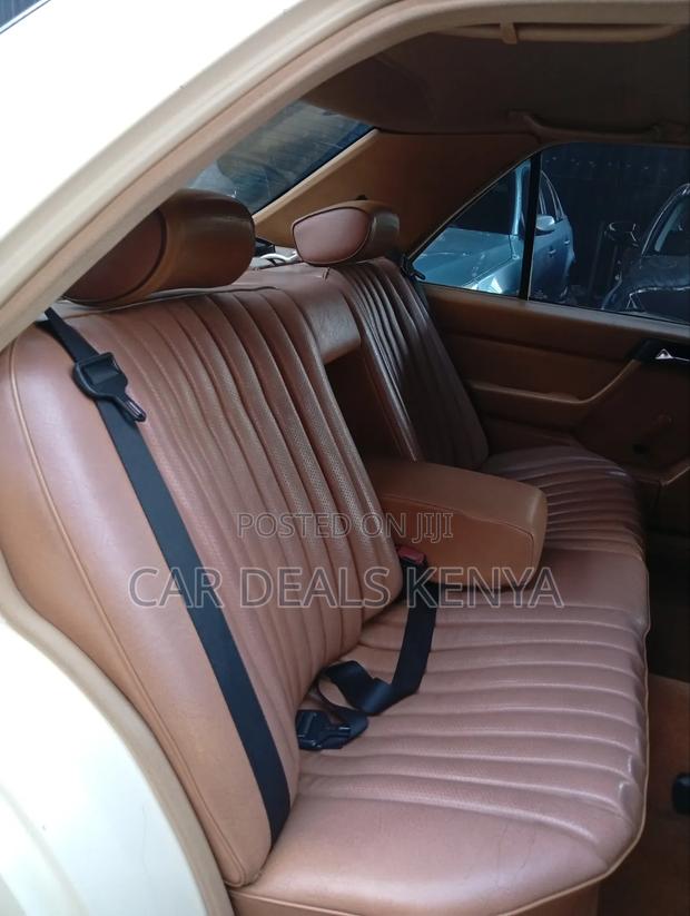 Mercedes-Benz W124 1989 Beige