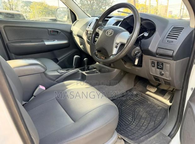 Toyota Hilux 2013 White