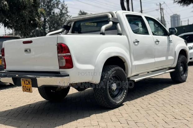 Toyota Hilux 2013 White