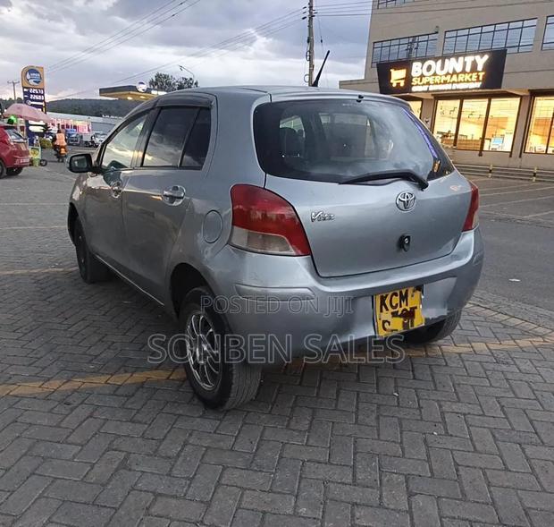 Toyota Vitz 1.3 FWD 5dr 2010 Silver