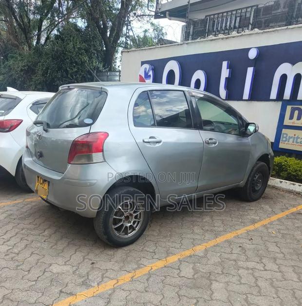 Toyota Vitz 1.3 FWD 5dr 2010 Silver