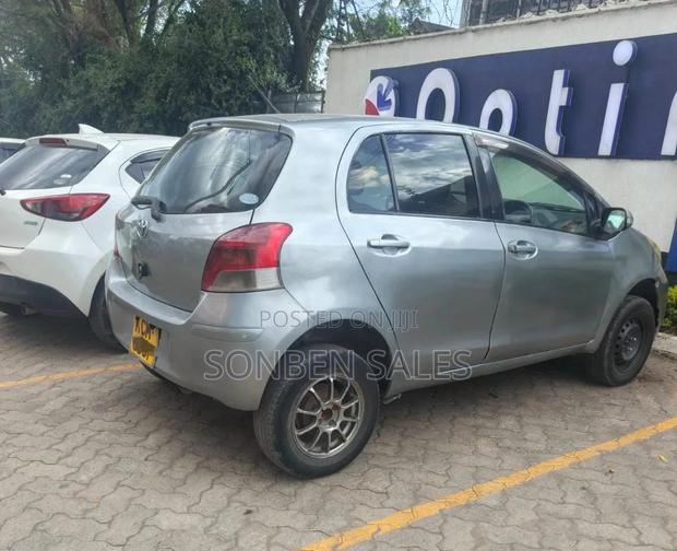 Toyota Vitz 1.3 FWD 5dr 2010 Silver