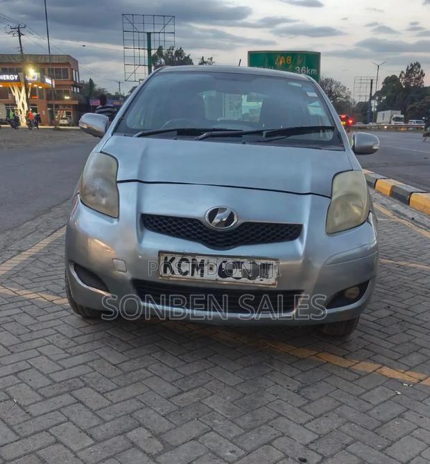 Toyota Vitz 1.3 FWD 5dr 2010 Silver