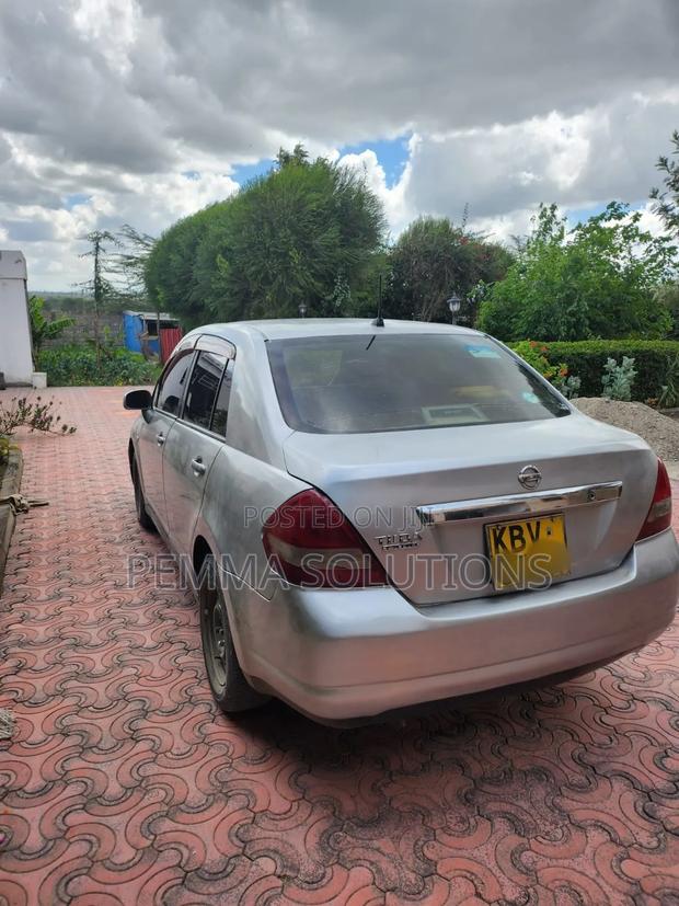 Nissan Tiida 2006 Silver