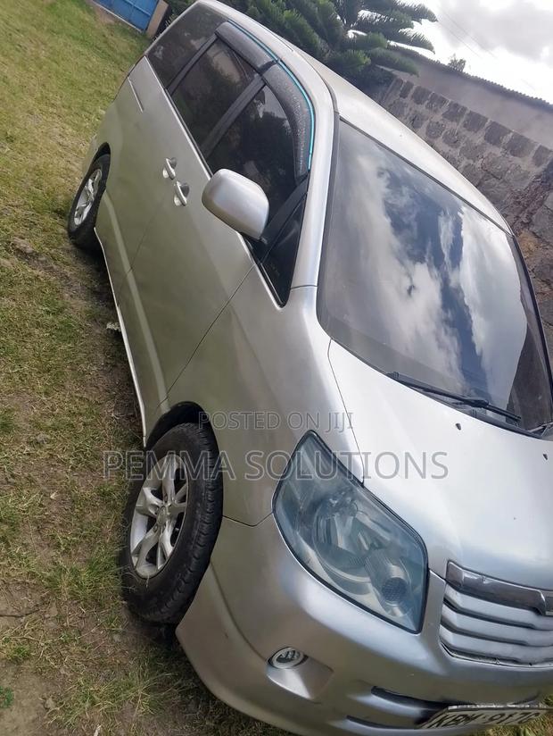 Toyota Noah 2005 Gold