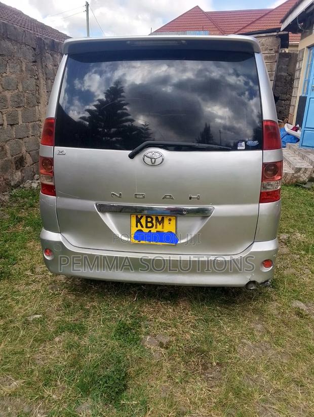 Toyota Noah 2005 Gold