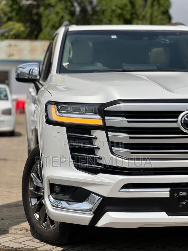 Toyota Land Cruiser LC300 2023