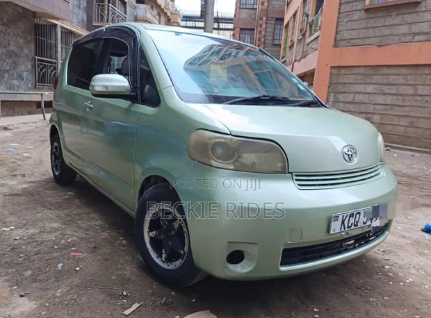 Toyota Porte 2011 Green