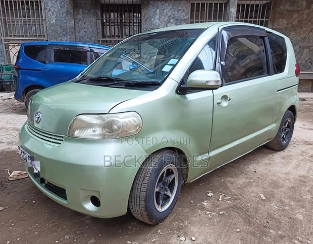 Toyota Porte 2011 Green