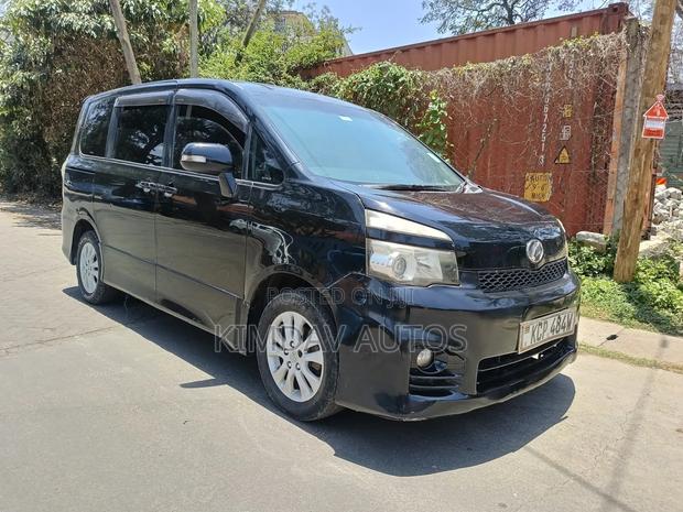 Toyota Noah 2.0 143hp FWD (8 Seater) 2010 Black