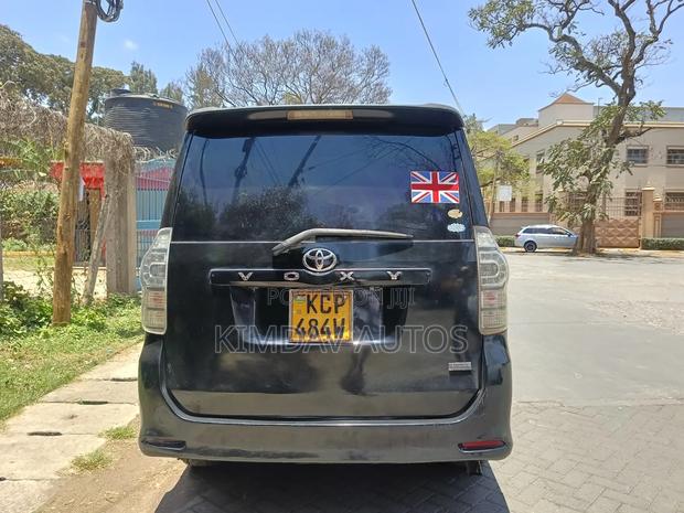 Toyota Noah 2.0 143hp FWD (8 Seater) 2010 Black