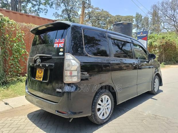Toyota Noah 2.0 143hp FWD (8 Seater) 2010 Black