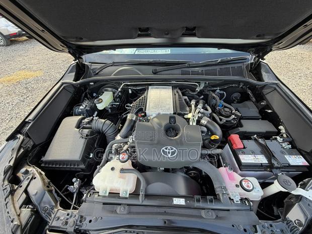 Toyota Hilux 2026 Black