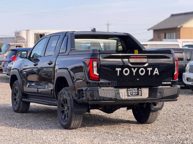 Toyota Hilux 2026 Black