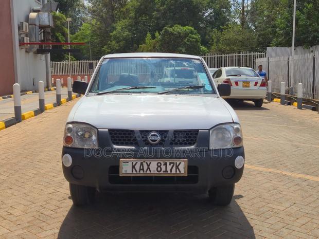 Nissan NP300 2006 White