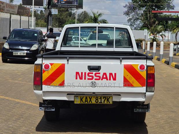 Nissan NP300 2006 White